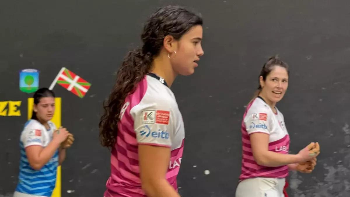 Ibarrola y Erasun, durante un lance del partido.