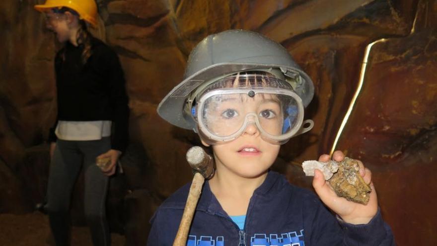 Haur bat, Mineralogia eta Paleontologia Asteko parkean.