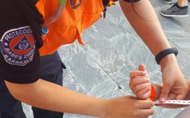 El Gobierno vasco entrega 11.200 pulseras identificativas a diversas organizaciones del voluntariado municipal de protección civil. El Gobierno vasco entrega 11.200 pulseras identificativas a diversas organizaciones del voluntariado municipal de protección civil.
