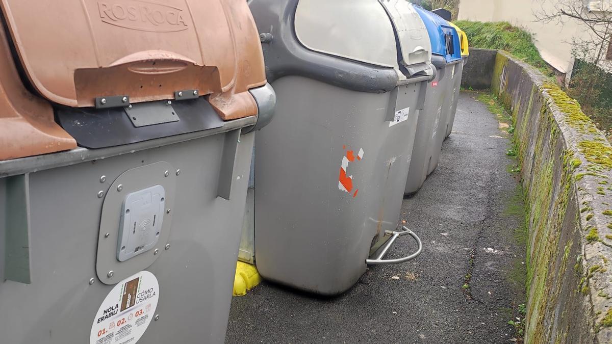 EH Bildu reclama también mejoras en el mantenimiento de los contenedores para evitar problemas con la lectura de las tarjetas.