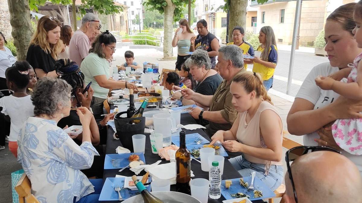 Cena previa a la Fiesta Intercultural que se celebrará el domingo en Ormaiztegi