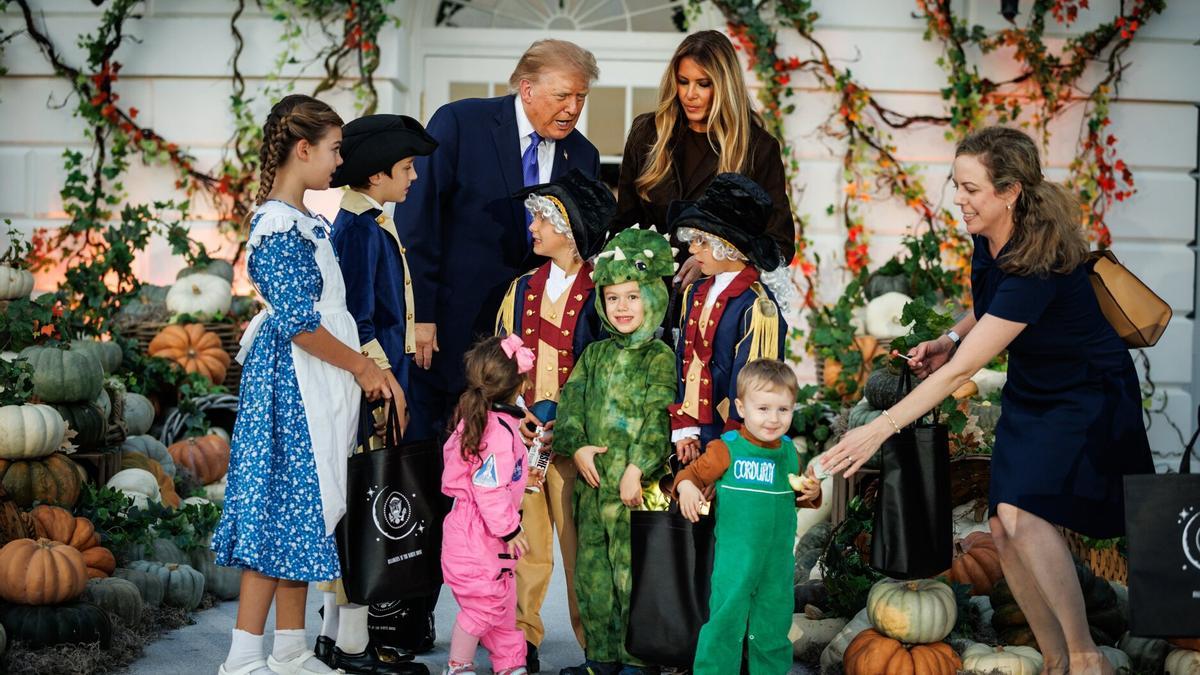 Una calabaza gigante y disfraces de expresidentes: el Halloween más curioso de los Trump.
