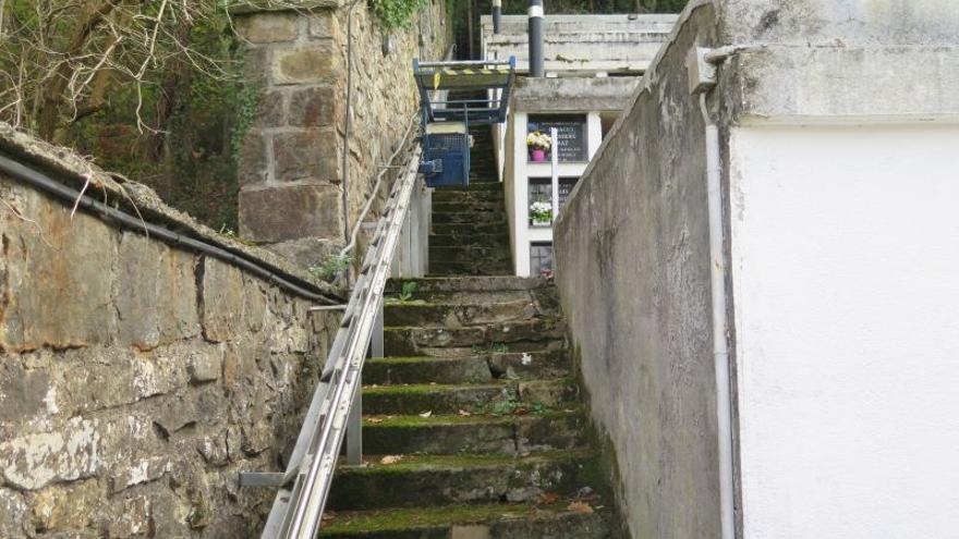 La máquina que se utiliza para subir los féretros.