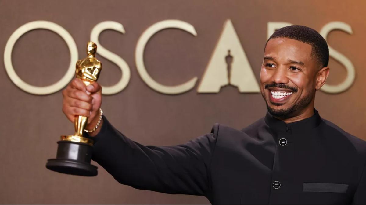 Michael B. Jordan, con su Oscar.