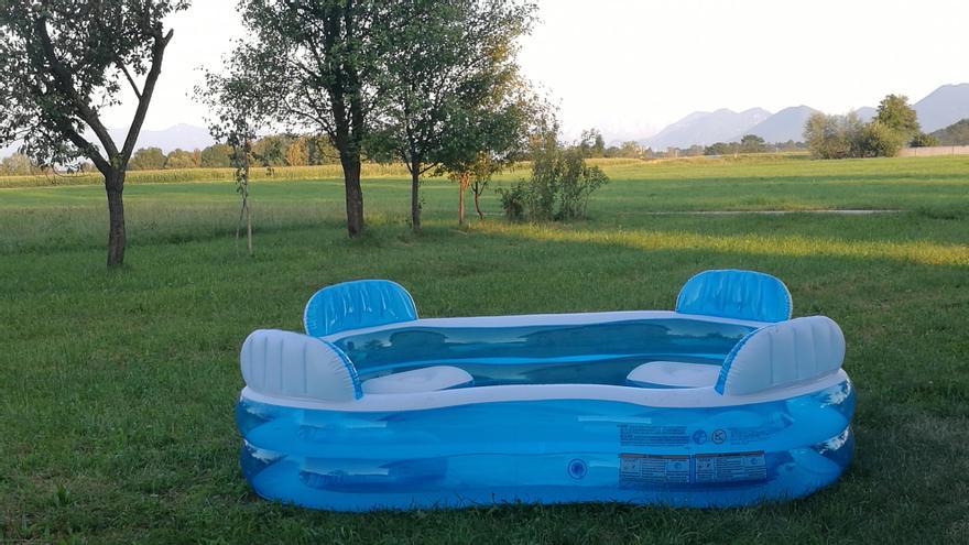 Piscina familiar con cuatro asientos.