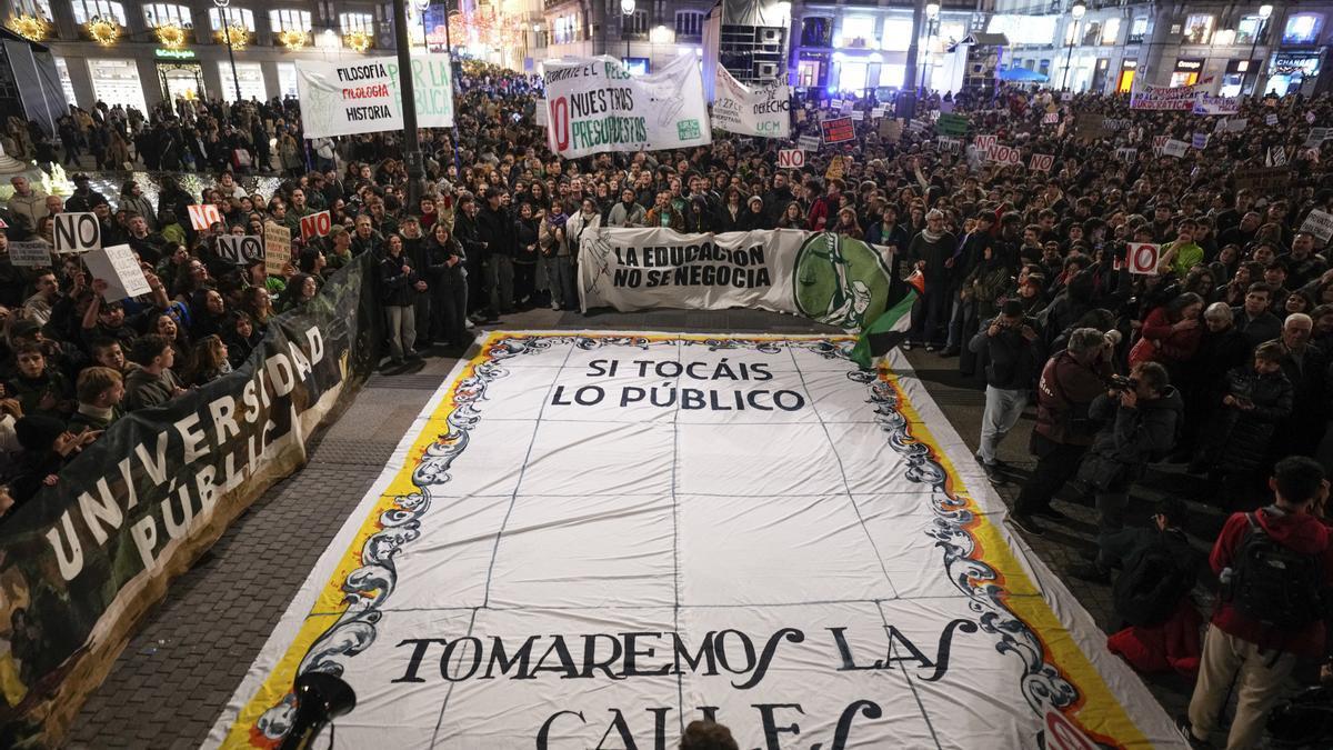En imágenes: Miles de personas se manifiestan en Madrid contra la "asfixia" de las universidades públicas: "Ayuso privatiza, la uni agoniza"