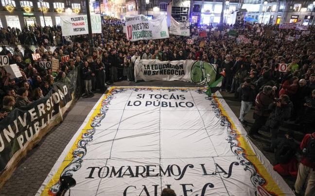En imágenes: Miles de personas se manifiestan en Madrid contra la "asfixia" de las universidades públicas: "Ayuso privatiza, la uni agoniza"