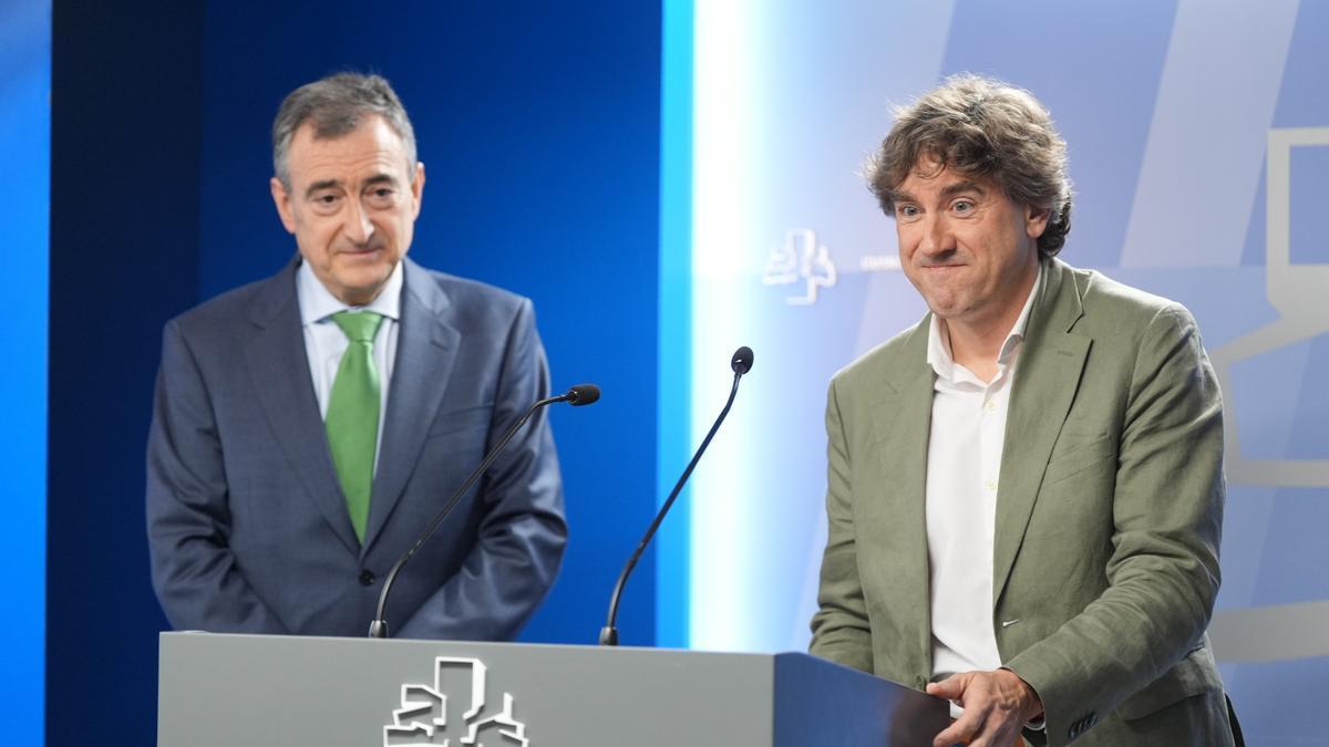 El presidente del EBB, Aitor Esteban, y el secretario general del PSE-EE, Eneko Andueza