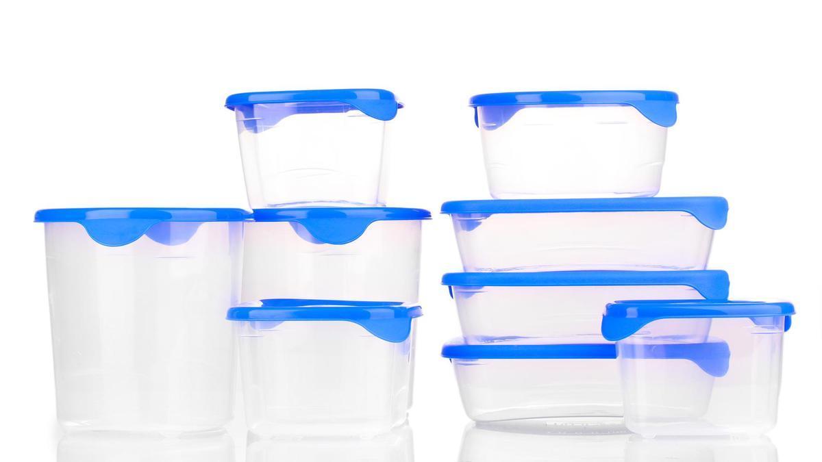 Tuppers apilados en una estantería.