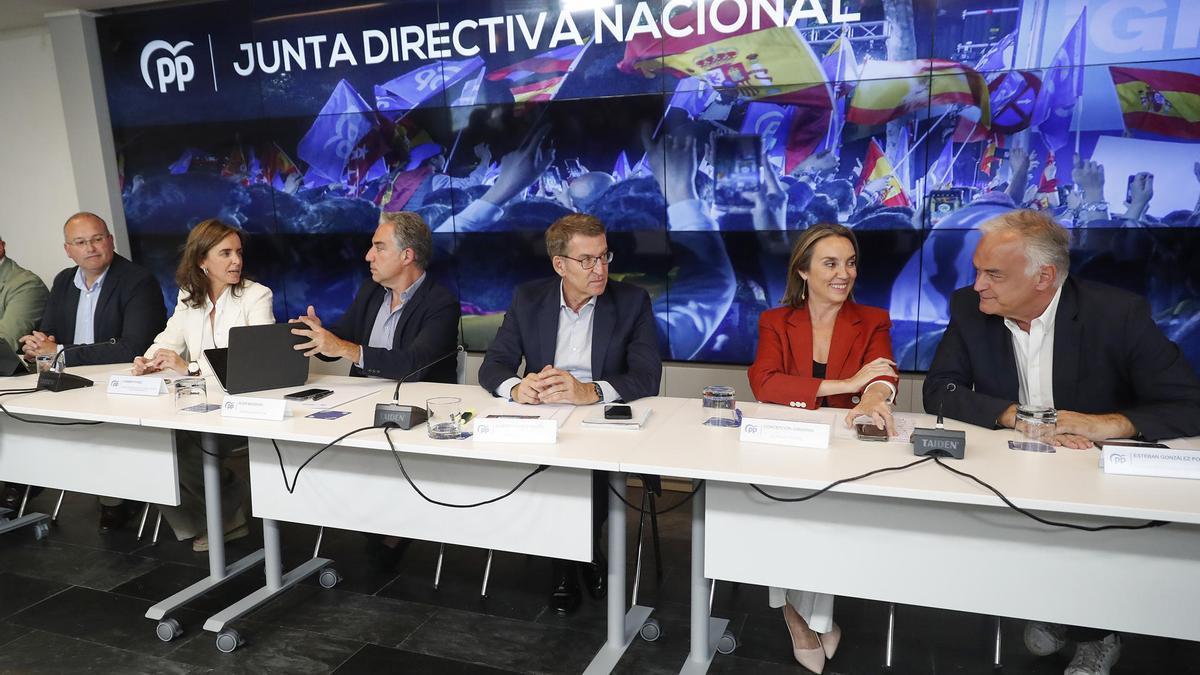 Alberto Núñez Feijóo, en el centro, junto a cargos de su partido, en la reunión de la Junta Directiva Nacional