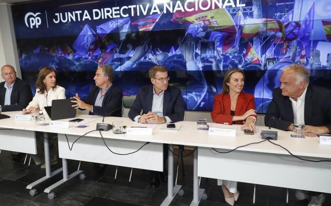 Alberto Núñez Feijóo, en el centro, junto a cargos de su partido, en la reunión de la Junta Directiva Nacional