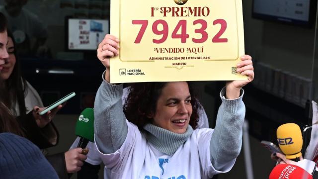 Una mujer sostiene el número de 'El Gordo' en 2025.