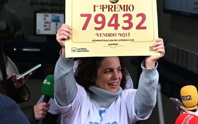 Una mujer sostiene el número de 'El Gordo' en 2025.