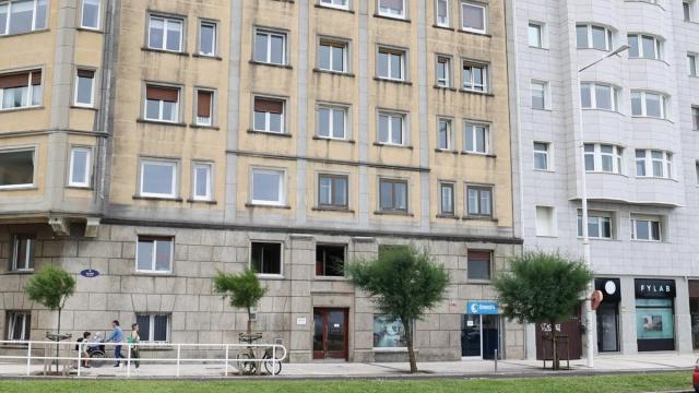 Edificio de vecinos en cuyo bajo se encuentra el gimnasio.