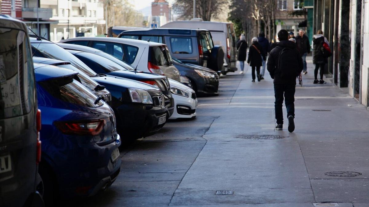 Varios coches aparcados en el barrio de Judimendi de Vitoria