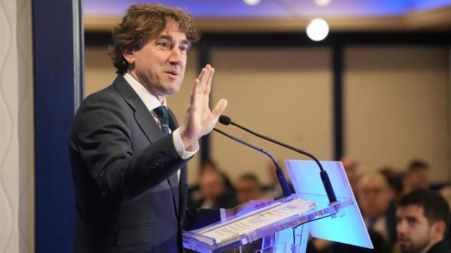 El secretario del PSE-EE, Eneko Andueza, durante un desayuno informativo de Fórum Europa.