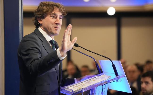 El secretario del PSE-EE, Eneko Andueza, durante un desayuno informativo de Fórum Europa.