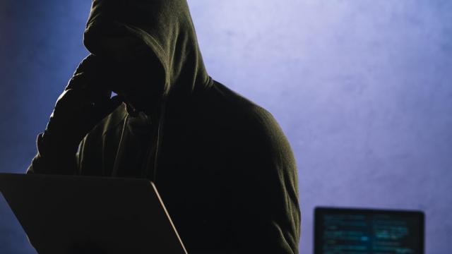 Un ciberdelincuente con un ordenador portátil.
