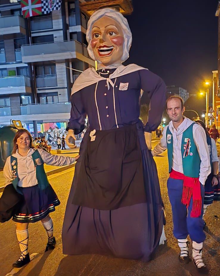 Miembros de la cuadrilla Aldatxa, acompañando a la figura de la Eskarabilera durante las fiestas del pasado año.