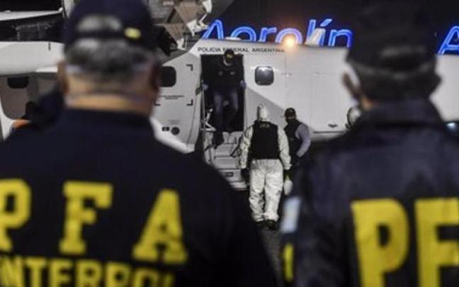 Agentes de la Interpol en un aeropuerto argentino, en una imagen de archivo. Agentes de la Interpol en un aeropuerto argentino, en una imagen de archivo.