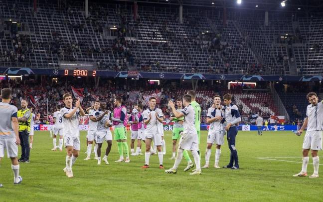 La Real celebra el triunfo en Salzburgo. / LUKAS HUTER / EFE