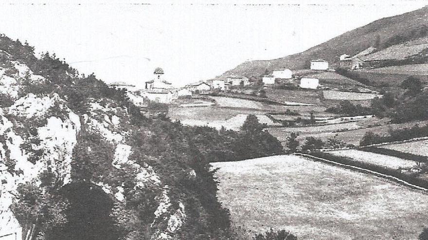 Cueva de las brujas, abajo izquierda, y el prado donde se reunían, en la revista Estampa.