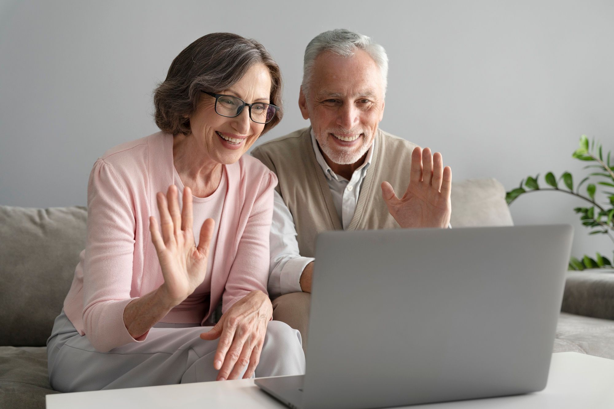 Una pareja mayor mantiene una videoconferencia.