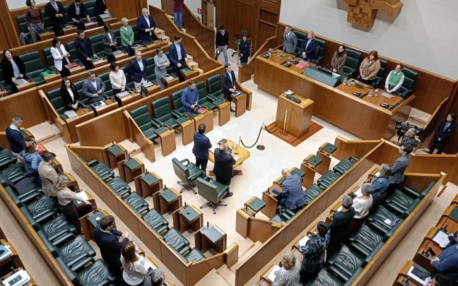 Minuto de silencio en el Parlamento Vasco en recuerdo de Santiago Brouard