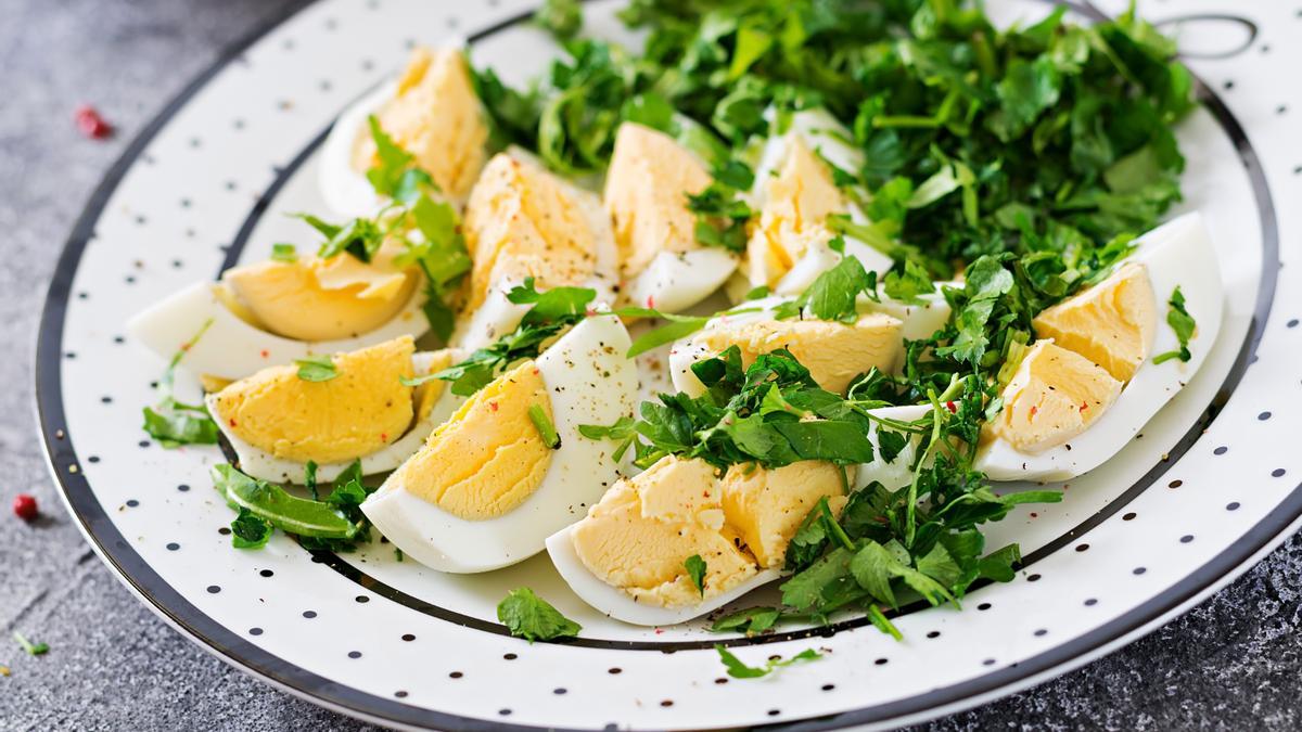 El huevo es uno de los mejores alimentos "comodín" que se pueden elegir, al ser pura proteína y grasa saludable.