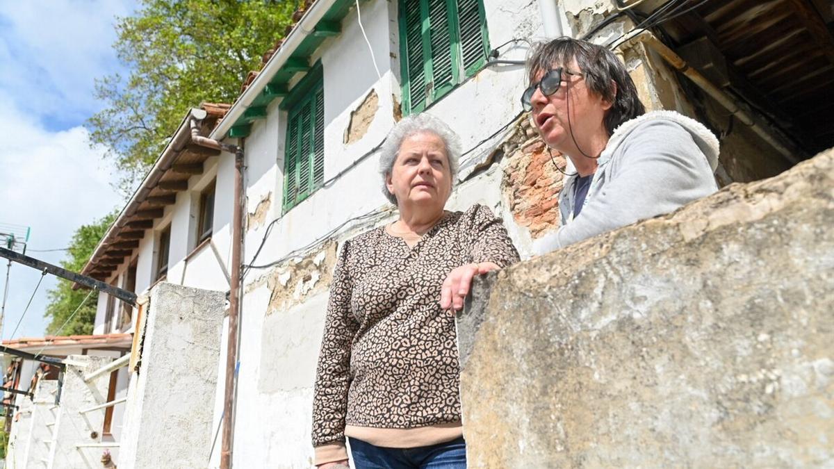 Maribi e Irene, familiares de una de las vecinas de las casas, que falleció en 2022 tras años sin salir de su hogar.
