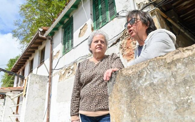 Maribi e Irene, familiares de una de las vecinas de las casas, que falleció en 2022 tras años sin salir de su hogar.