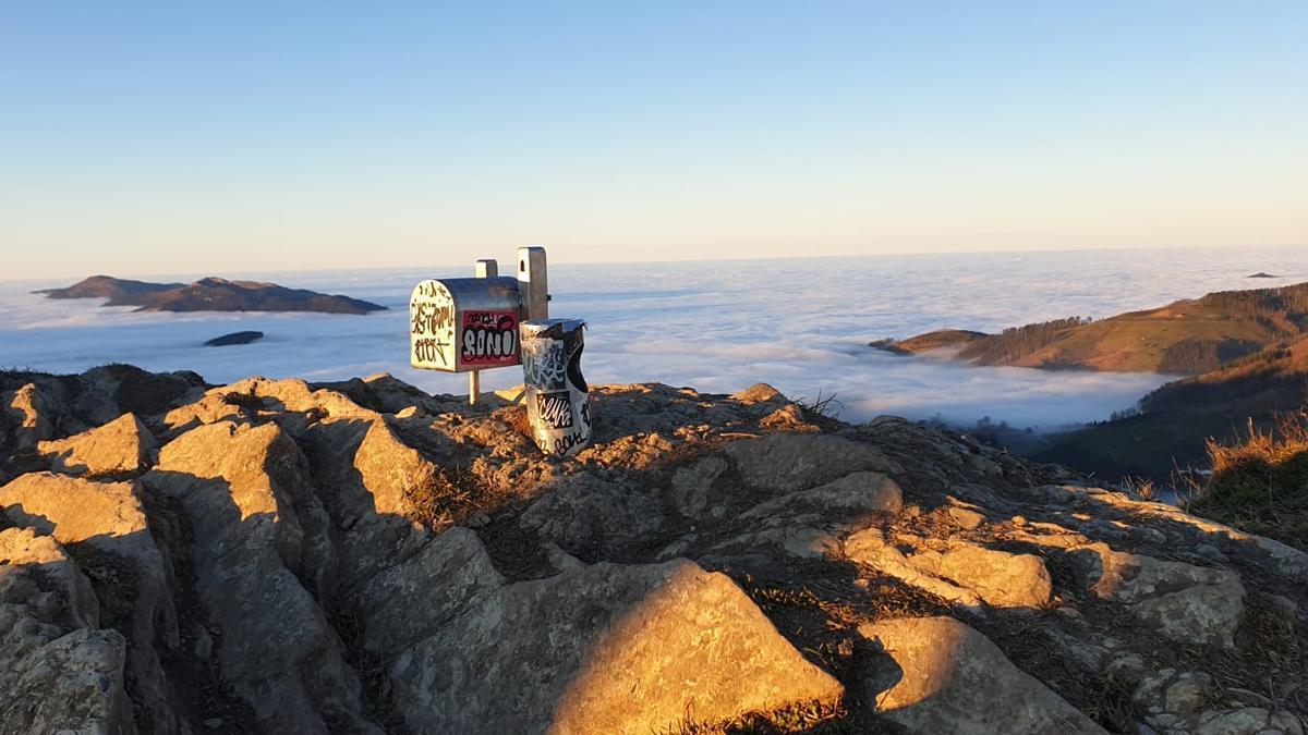 Urko despunta en el mar de nubes.