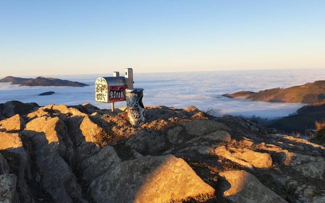 Urko despunta en el mar de nubes.