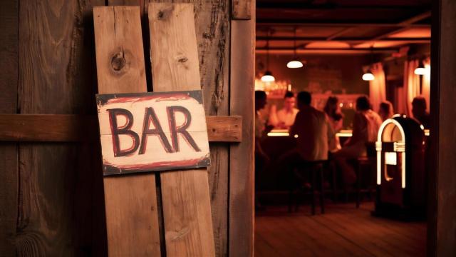 La entrada de un bar.