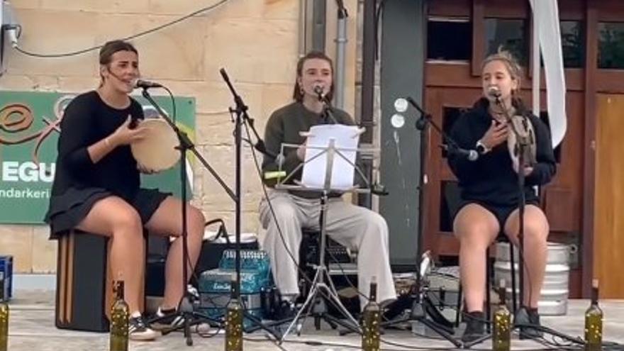 Eme.ki durante un concierto.