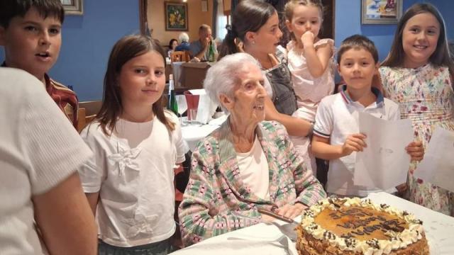 Rosa Maiztegi, el día de su cumpleaños, con sus seis bisnietos.