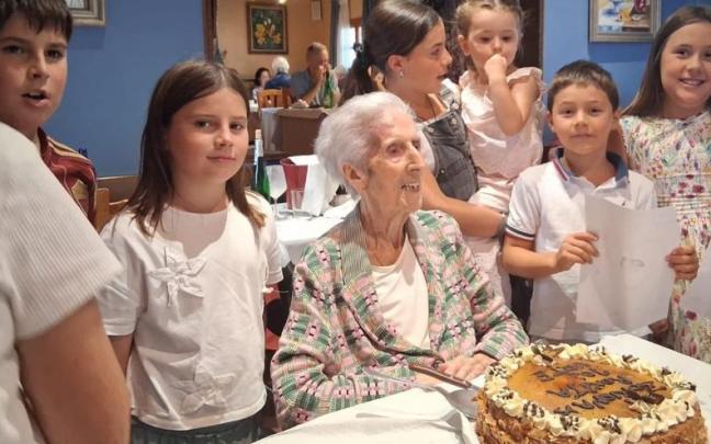 Rosa Maiztegi, el día de su cumpleaños, con sus seis bisnietos.
