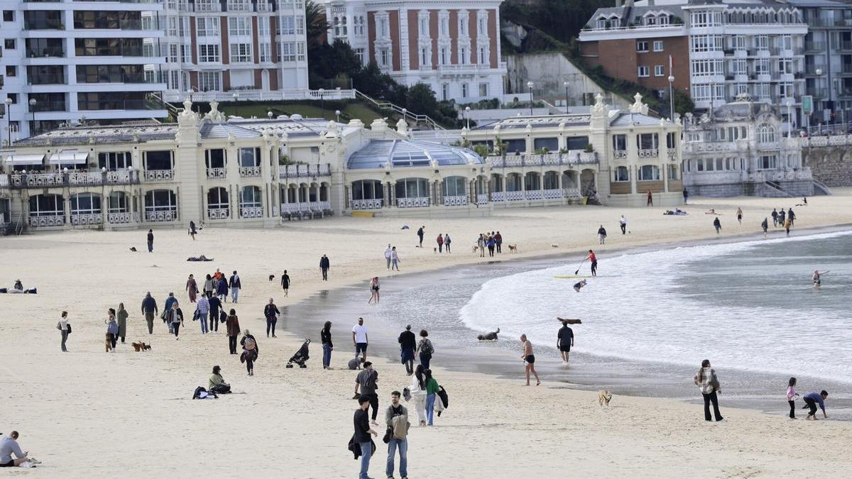 Gente disfrutando del buen tiempo el pasado marzo en Donosti.