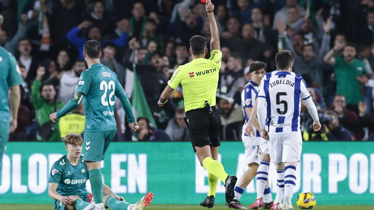 El colegiado Gil Manzano muestra tarjeta roja al defensa de la Real Sociedad Igor Zubeldia. / JULIO MUÑOZ / EFE