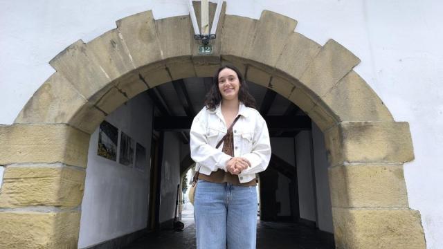 Olaia Goikoetxea delante de la Hermandad de Pescadores