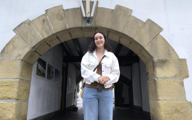 Olaia Goikoetxea delante de la Hermandad de Pescadores