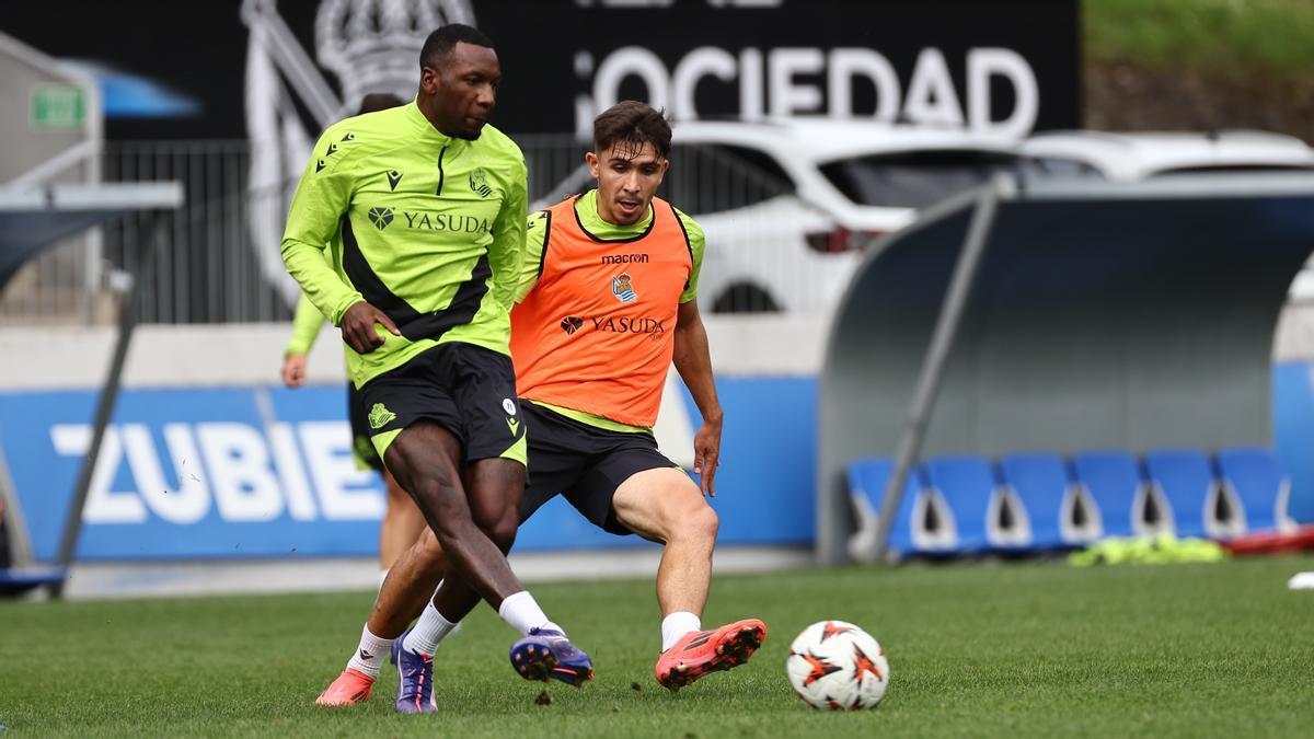 Sheraldo Becker, con Pablo Marín durante el entrenamiento de este martes