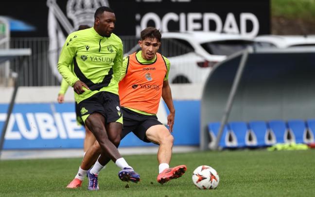 Sheraldo Becker, con Pablo Marín durante el entrenamiento de este martes
