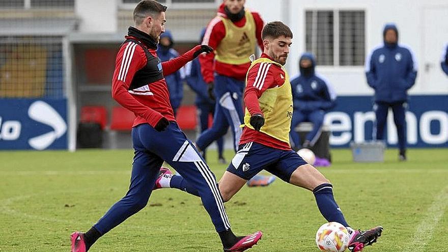 Moi Gómez vigila de cerca un disparo de Nacho Vidal.