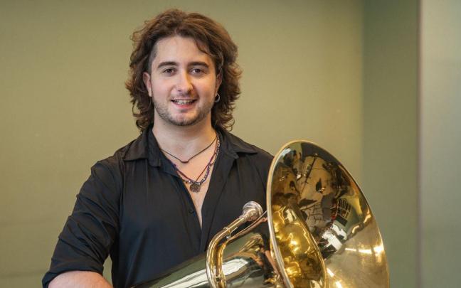 Andoni Moñux Ugalde es tuba solista de la Orquesta Sinfónica del Teatro Nacional de Estonia.