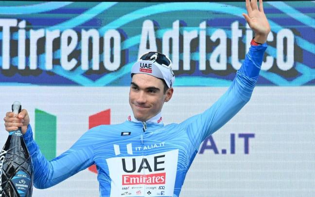 Juan Ayuso, primero líder de la carrera italiana.