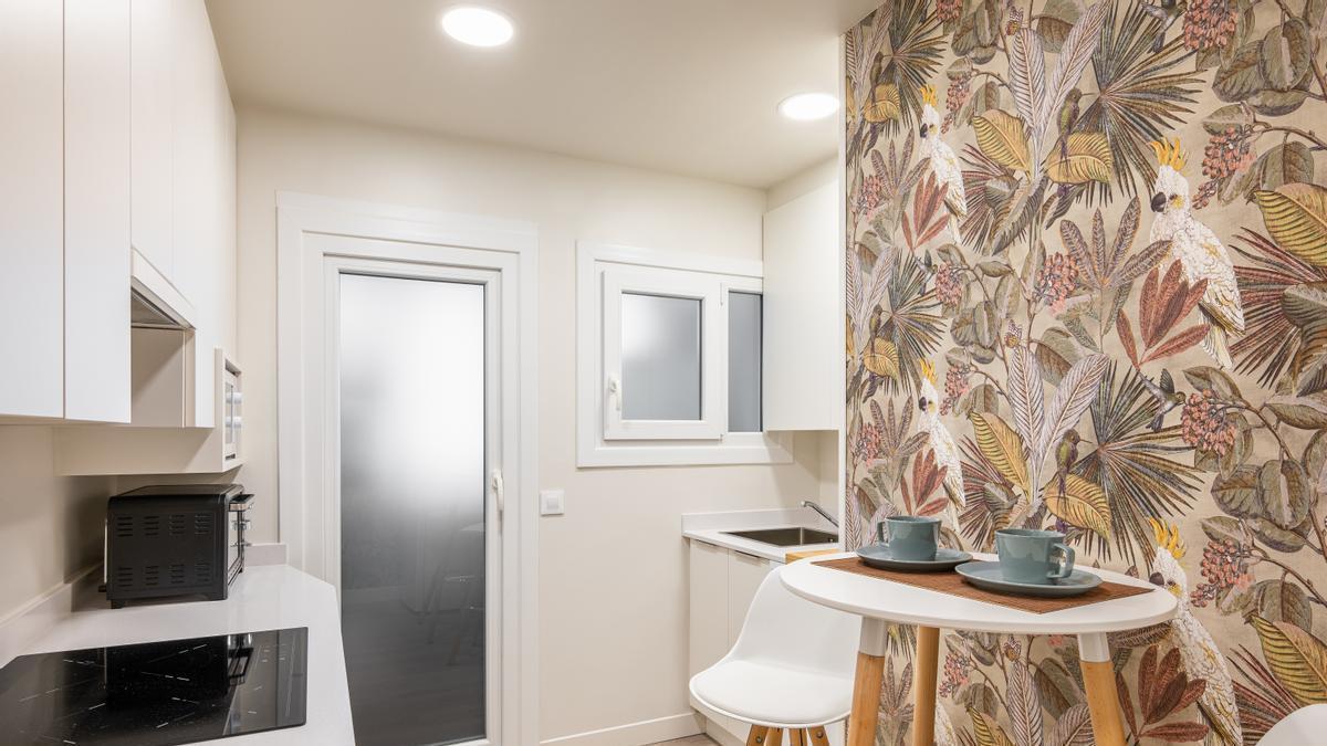 Papel pintado en la cocina con motivos tropicales.