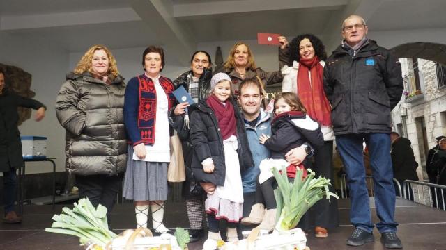 Los premiados en el concurso de adorno de fachadas, ventanas y balcones, con sus premios en el pórtico de la casa consistorial.