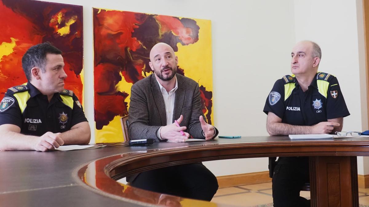 Jon Iraola, acompañado por miembros de la Policía Municipal, durante la presentación de los datos de criminalidad en Eibar y el anuncio de las medidas para frenarla