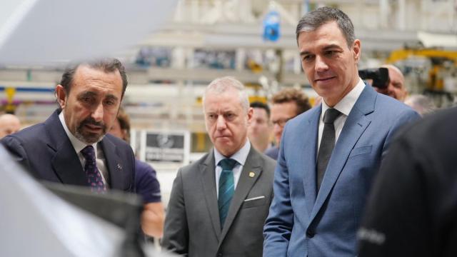 Pedro Sánchez, en una visita a las nuevas instalaciones de la planta alavesa de Mercedes en Gasteiz en 2024, junto al entonces lehendakari, Iñigo Urkullu.
